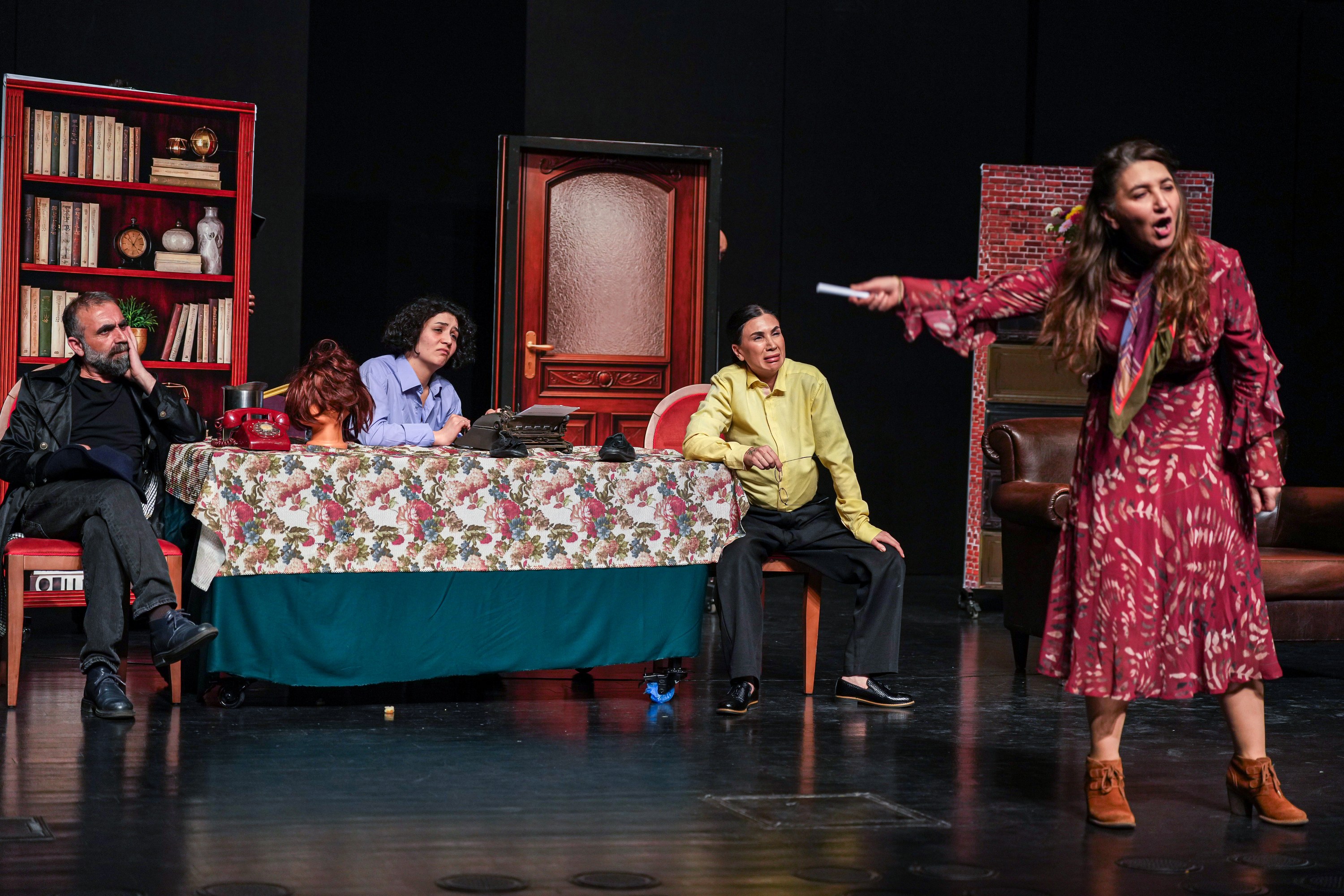 Diyarbakır Eşbaşkanları Dario Fo'nun 'Berû' Oyununu İzledi