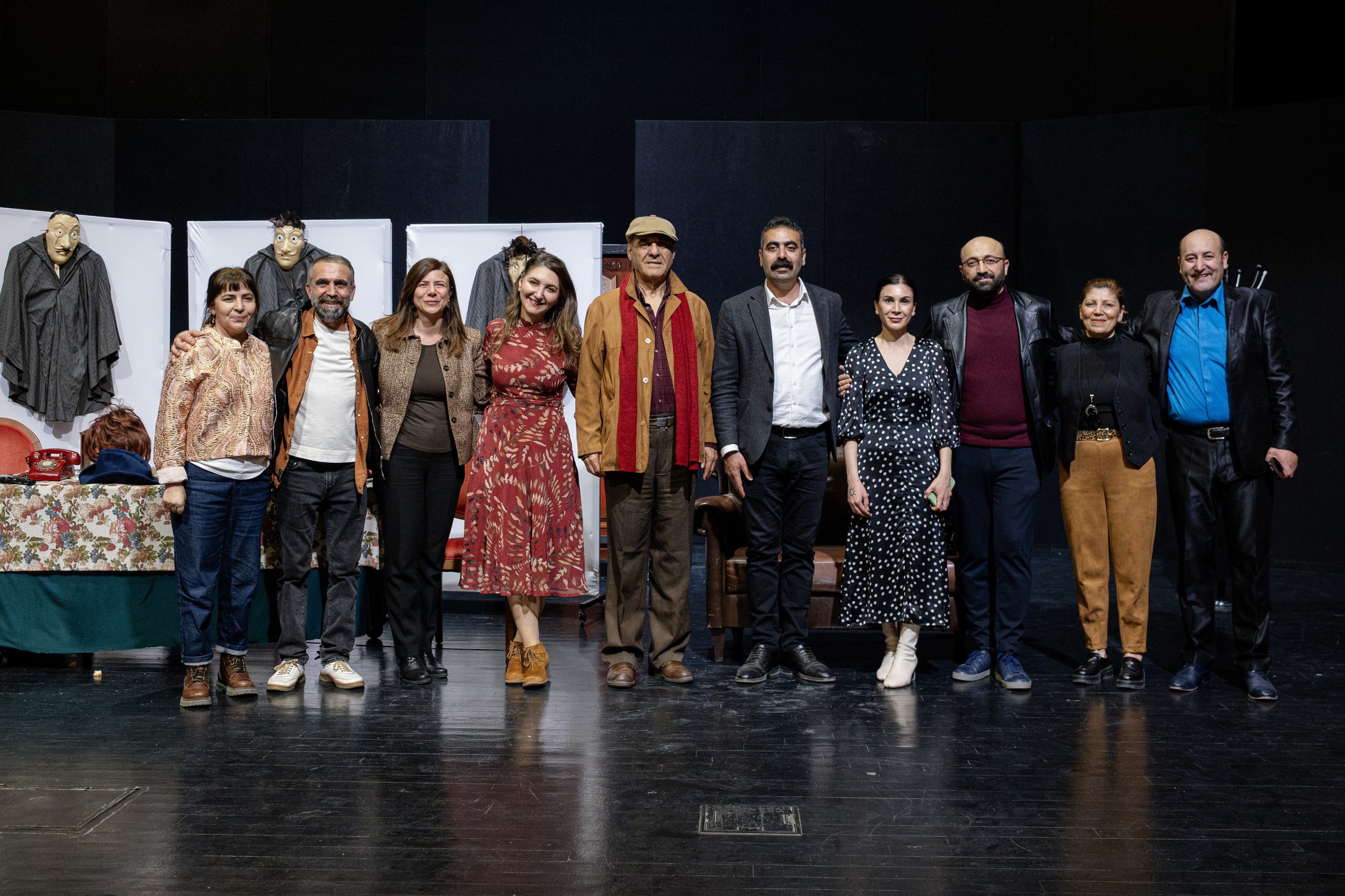 Diyarbakır Eşbaşkanları Dario Fo'nun 'Berû' Oyununu İzledi - Kare 1