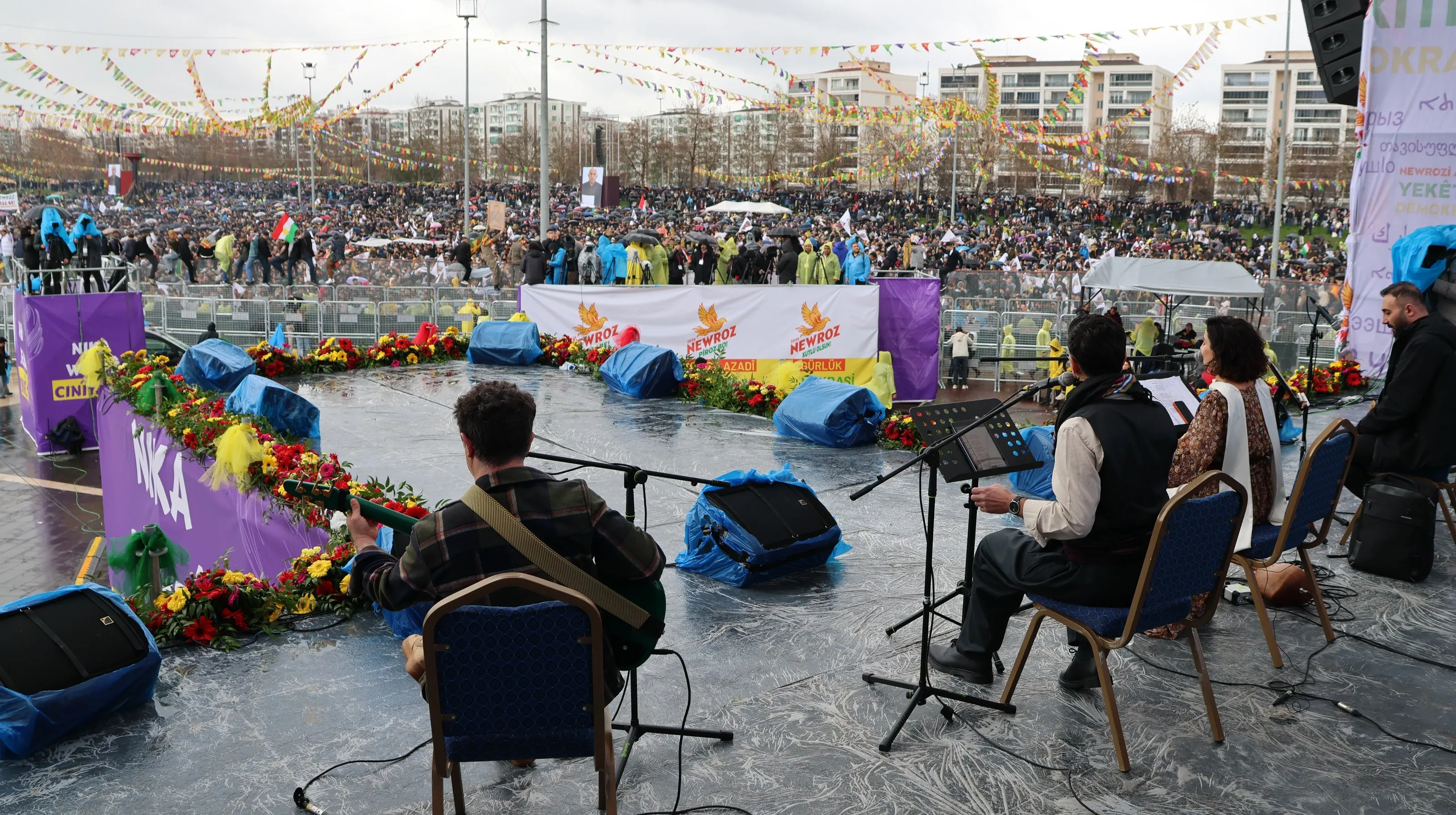 Diyarbakır'da Yüz Binlerin Katılımıyla Newroz Coşkusu Yaşandı - Kare 14